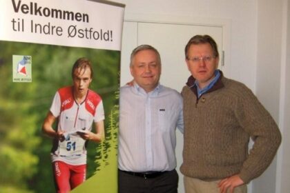 VELKOMMEN PÅ LAGET: Sparebank1 Askim og banksjef Ståle Frøshaug ønskes velkommen på NM-laget av Erik Unaas i hovedkomiteen. [i](Foto: Tor Sæther)[/i]