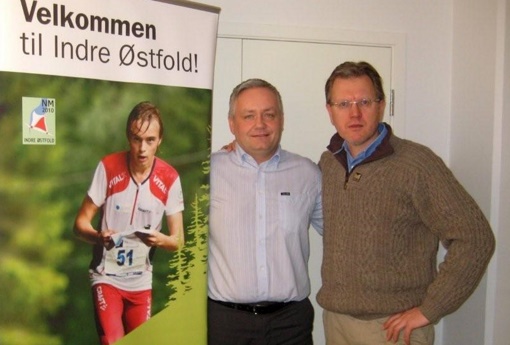 VELKOMMEN PÅ LAGET: Sparebank1 Askim og banksjef Ståle Frøshaug ønskes velkommen på NM-laget av Erik Unaas i hovedkomiteen. [i](Foto: Tor Sæther)[/i]
