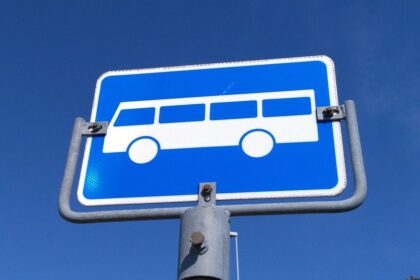Bildet viser et busskilt.