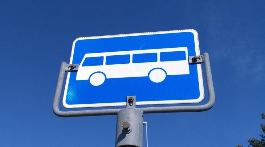 Bildet viser et busskilt.