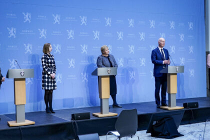 Oslo 20200515. F.v. justis- og beredskapsminister Monica Mæland, næringsminister Iselin Nybø, statsminister Erna Solberg, helsedirektør Bjørn Guldvog og utenriksminister Ine Eriksen Søreide på regjeringens faste pressekonferanse om koronasituasjonen, der tema blant annet er ferie og fritidsreiser. Foto: Lise Åserud / NTB scanpix