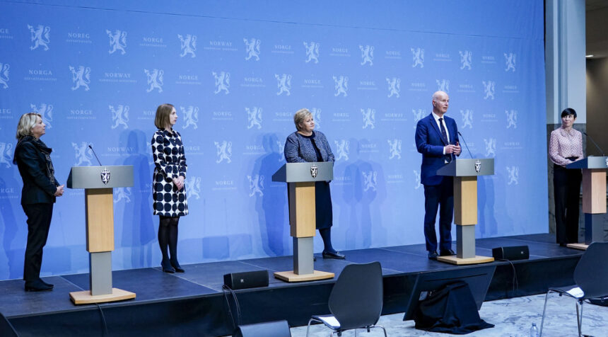 Oslo 20200515. F.v. justis- og beredskapsminister Monica Mæland, næringsminister Iselin Nybø, statsminister Erna Solberg, helsedirektør Bjørn Guldvog og utenriksminister Ine Eriksen Søreide på regjeringens faste pressekonferanse om koronasituasjonen, der tema blant annet er ferie og fritidsreiser. Foto: Lise Åserud / NTB scanpix