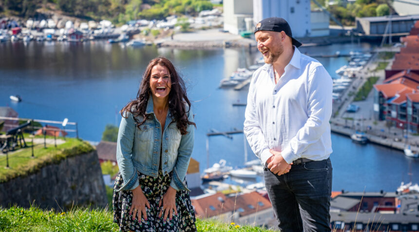 Katrine Moholt og Stian Staysman Thorbjørnsen leder Allsang på Grensen fra Fredriksten Festning i Halden i sommer. Foto Jan-Petter Dahl TV 2.